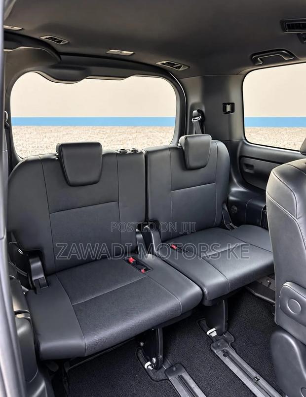 Toyota Esquire 2.0 FWD (8 seater) 2019 White