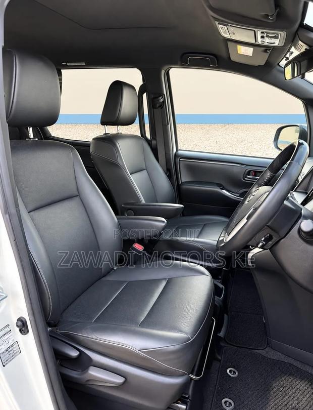 Toyota Esquire 2.0 FWD (8 seater) 2019 White