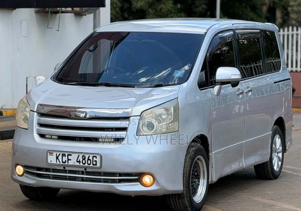 Toyota Noah 2.0 143hp FWD (8 Seater) 2008 Silver