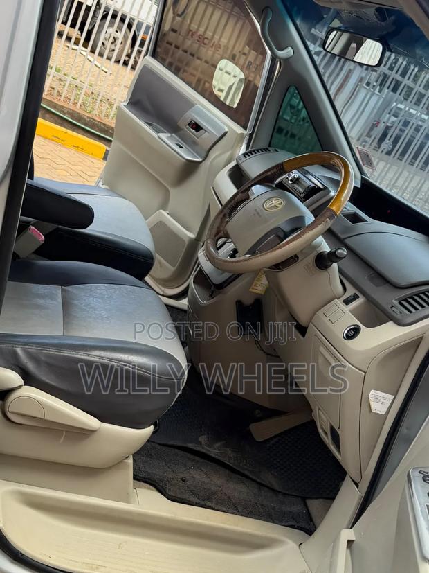 Toyota Noah 2.0 143hp FWD (8 Seater) 2008 Silver