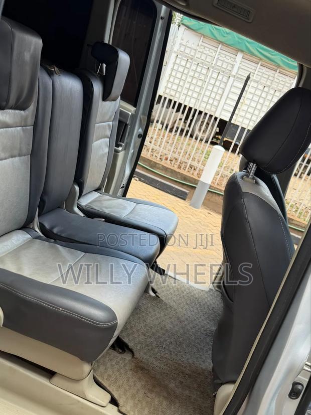 Toyota Noah 2.0 143hp FWD (8 Seater) 2008 Silver
