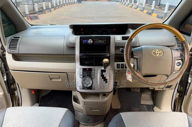 Toyota Noah 2.0 143hp FWD (8 Seater) 2008 Silver