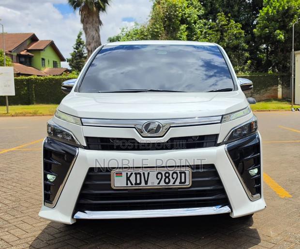 Toyota Voxy 2018 Pearl