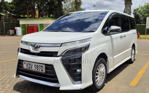 Toyota Voxy 2018 Pearl