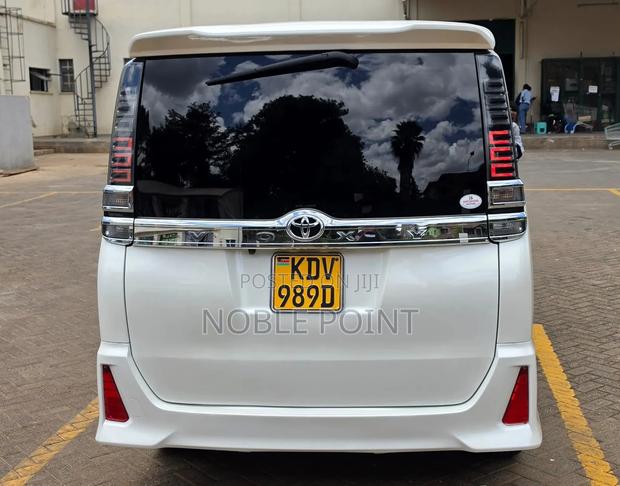 Toyota Voxy 2018 Pearl