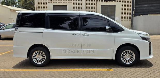 Toyota Voxy 2018 Pearl