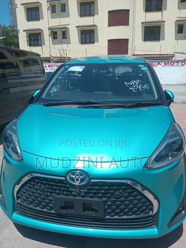 Toyota Sienta 1.5 Hybrid FWD 2020 Green