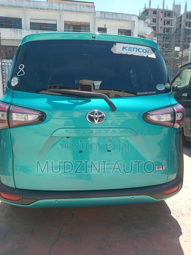 Toyota Sienta 1.5 Hybrid FWD 2020 Green