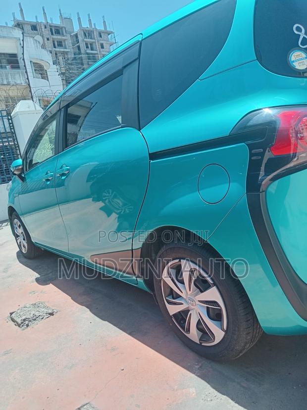 Toyota Sienta 1.5 Hybrid FWD 2020 Green