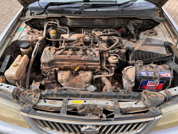 Nissan Sunny 2000 Silver