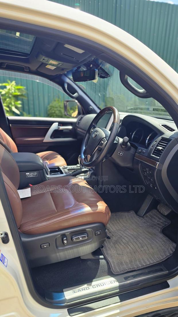 Toyota Land Cruiser 2019 White