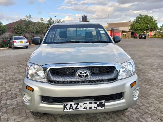 Toyota Hilux 2025 Silver