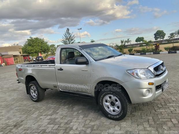 Toyota Hilux 2025 Silver