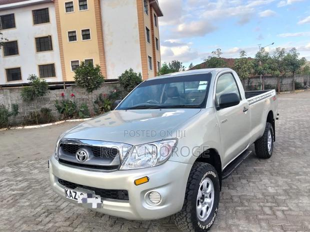 Toyota Hilux 2025 Silver