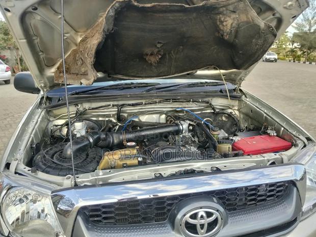 Toyota Hilux 2025 Silver