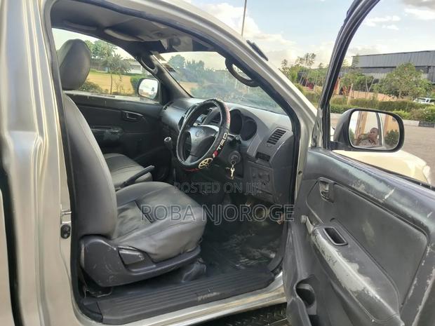 Toyota Hilux 2025 Silver