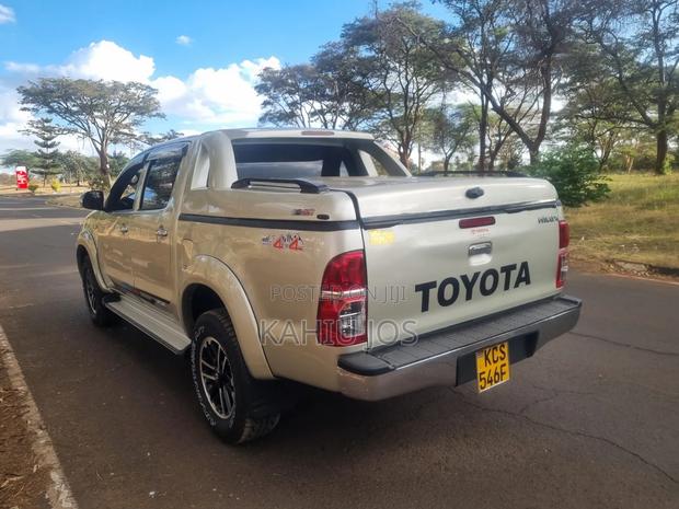 Toyota Hilux 2012 Gray