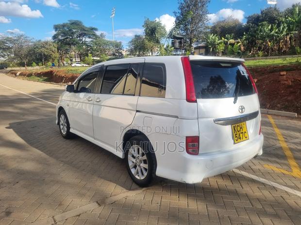 Toyota ISIS 2009 White