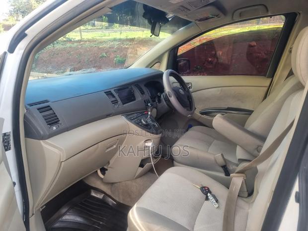 Toyota ISIS 2009 White