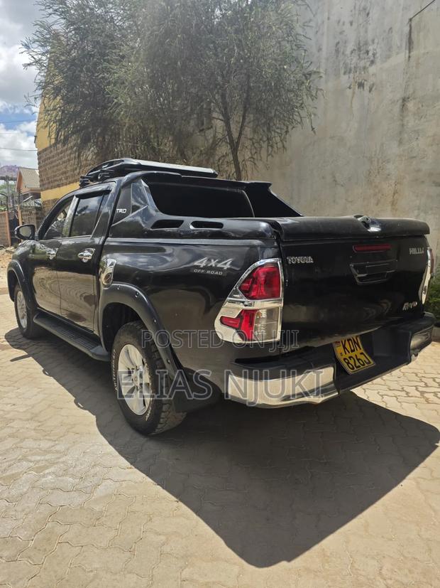 Toyota Hilux 2016 Black