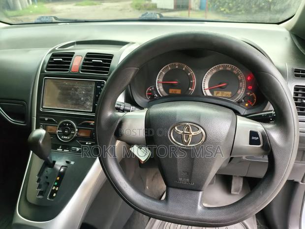 Toyota Auris 2010 Gray