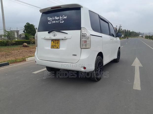 Toyota Voxy 2010 White