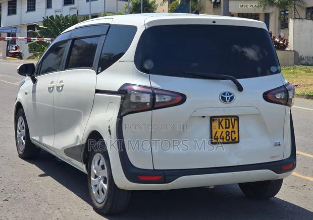 Toyota Sienta 2018 White