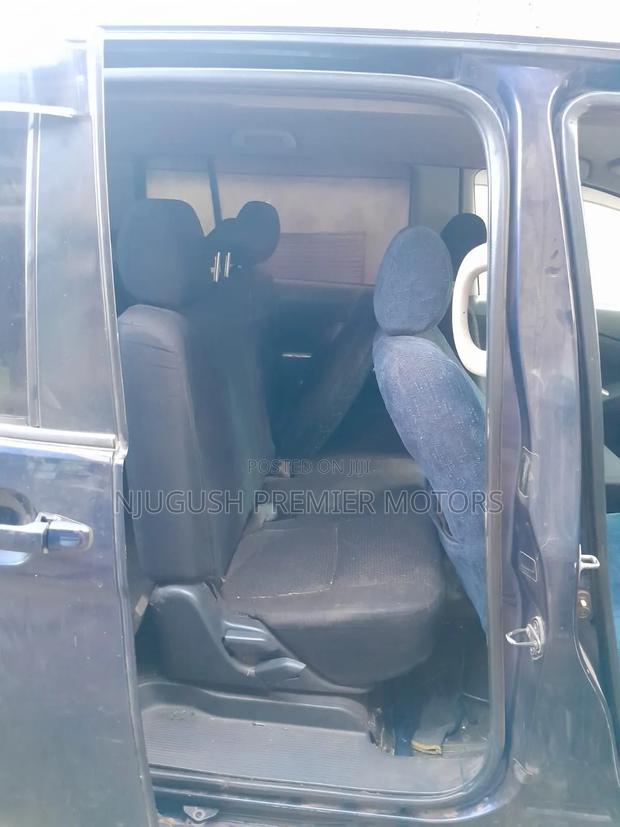 Toyota ISIS 2008 Blue
