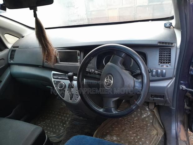 Toyota ISIS 2008 Blue