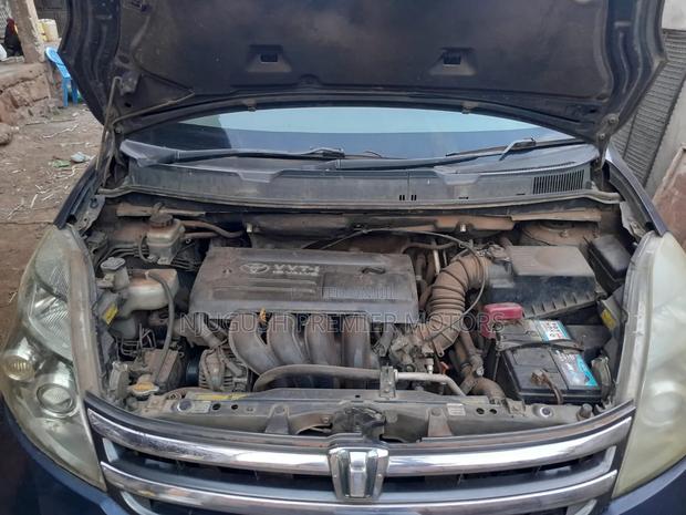 Toyota ISIS 2008 Blue