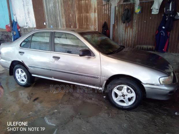 Nissan Sunny 2000 Silver