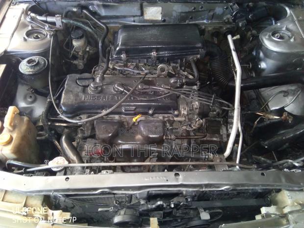 Nissan Sunny 2000 Silver
