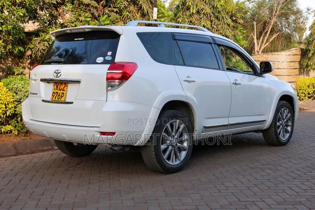 Toyota Vanguard 2013 White