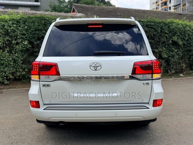 Toyota Land Cruiser 2016 White
