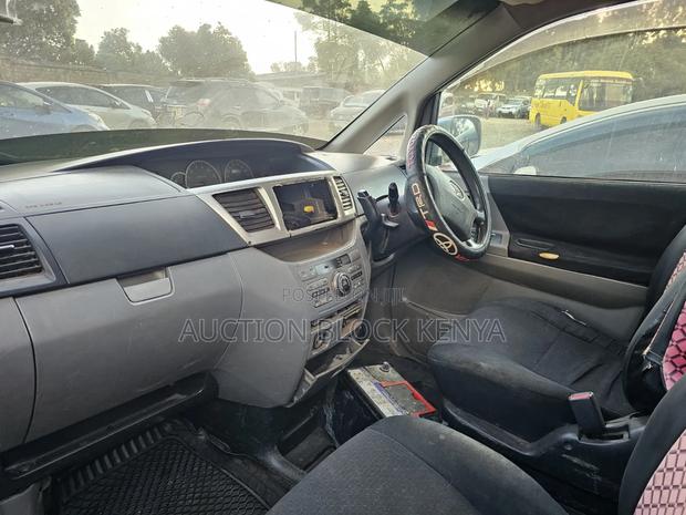 Toyota Noah 2006 Silver