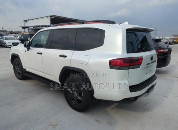 New Toyota Land Cruiser LC300 2022 Pearl