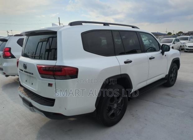 New Toyota Land Cruiser LC300 2022 Pearl