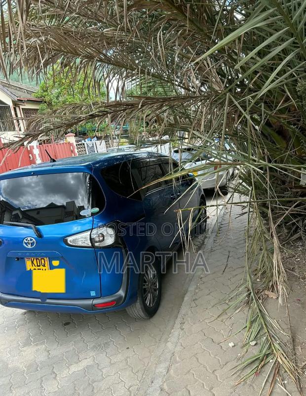 Toyota Sienta 2016 Blue
