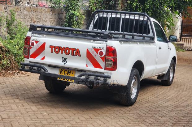 Toyota Hilux 2010 White