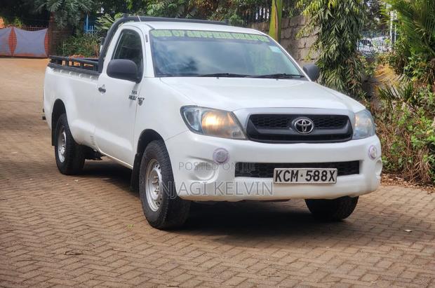 Toyota Hilux 2010 White