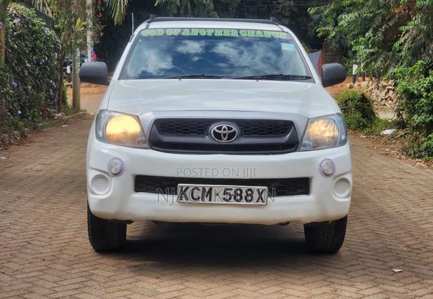 Toyota Hilux 2010 White