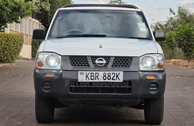 Nissan Hardbody 2011 White