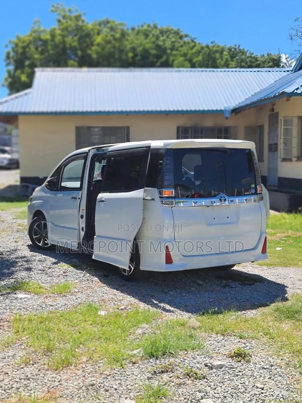 Toyota Voxy 2019 Pearl