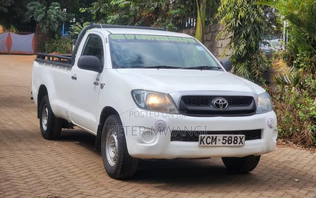 Toyota Hilux 2010 White