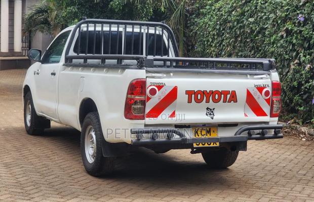 Toyota Hilux 2010 White