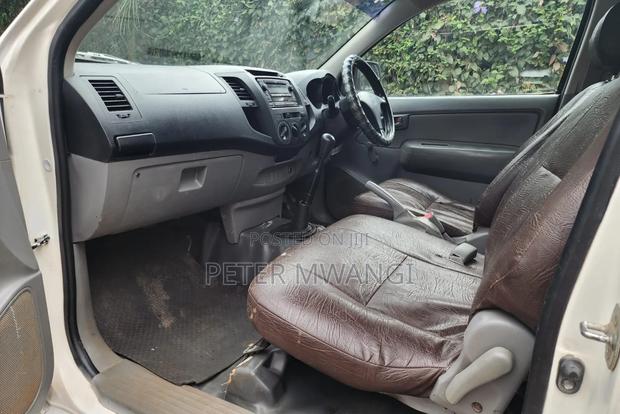Toyota Hilux 2010 White