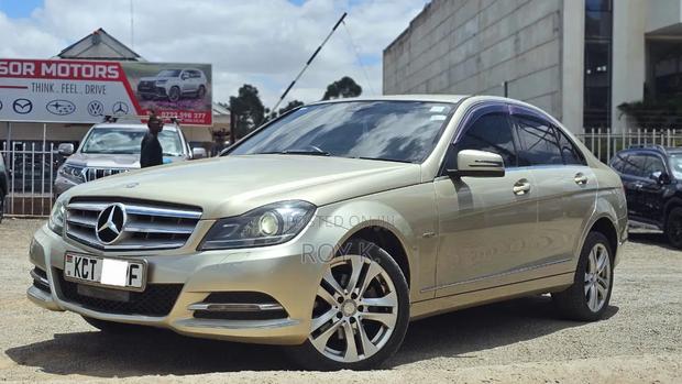 Mercedes-Benz C200 2011 Gold