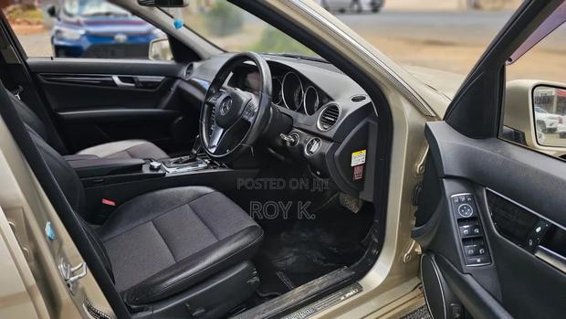 Mercedes-Benz C200 2011 Gold