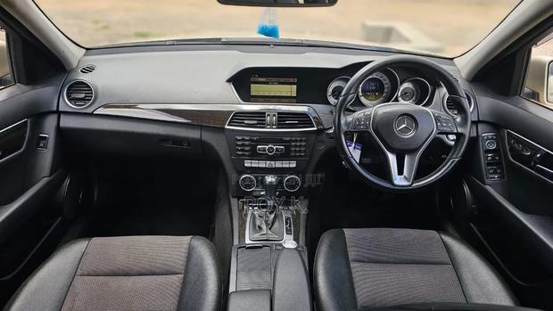 Mercedes-Benz C200 2011 Gold