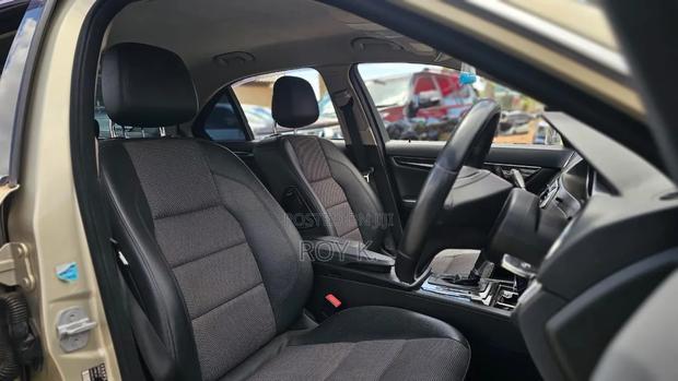 Mercedes-Benz C200 2011 Gold